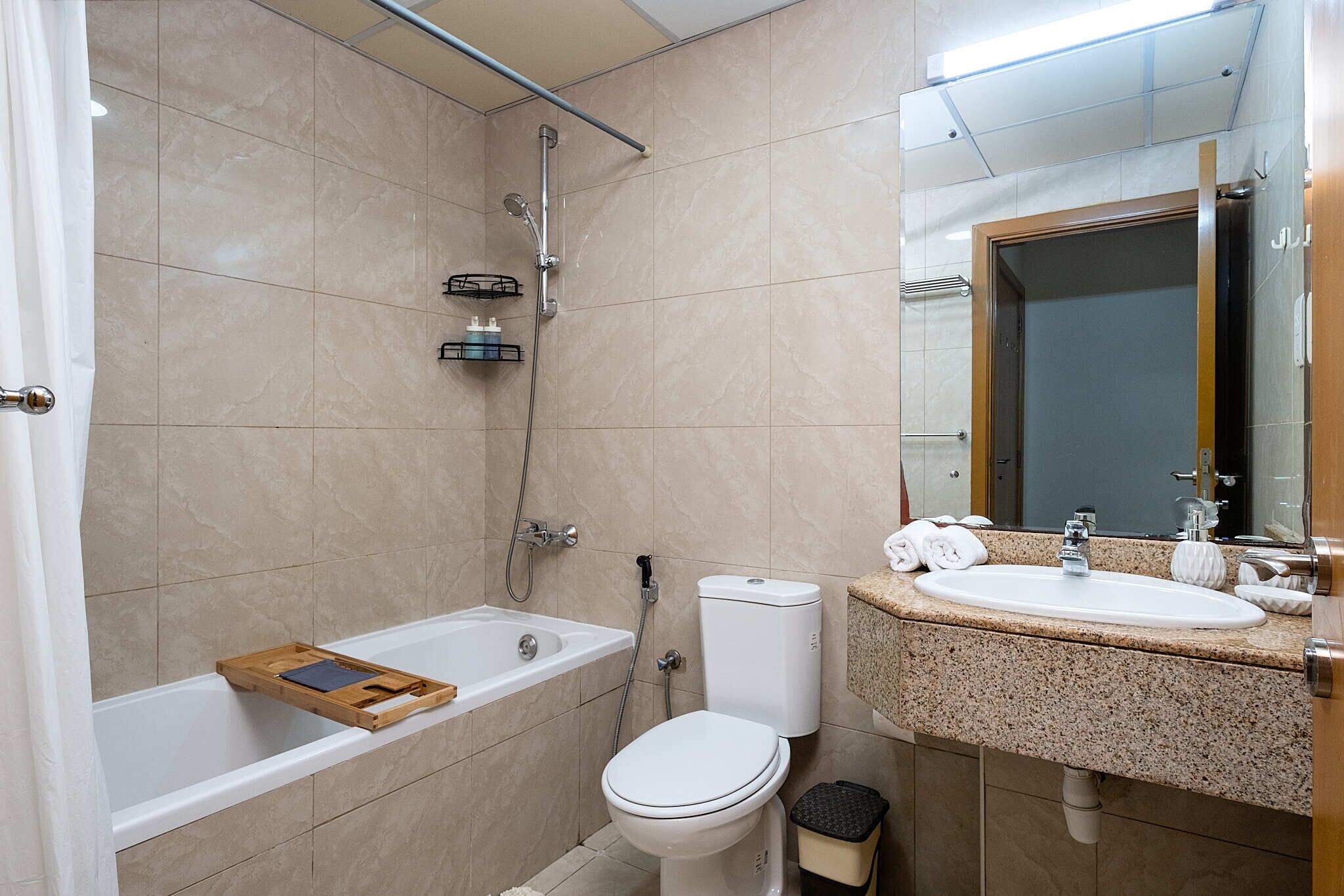 Un baño con bañera, inodoro y lavabo.