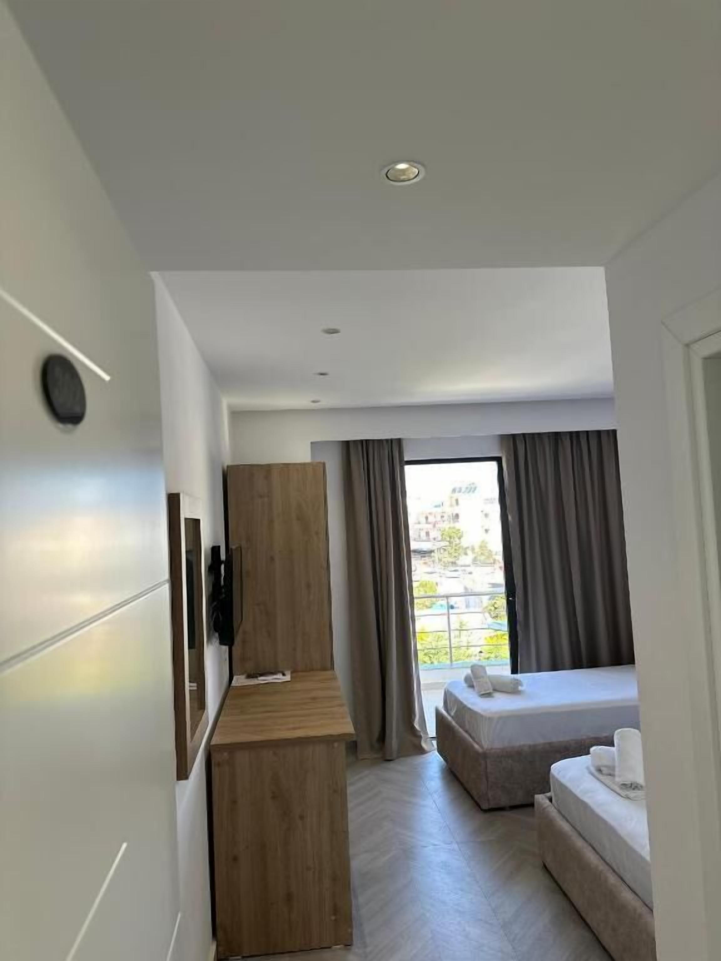 Deluxe Triple Room, Pool View | Desk, soundproofing, free WiFi, bed sheets