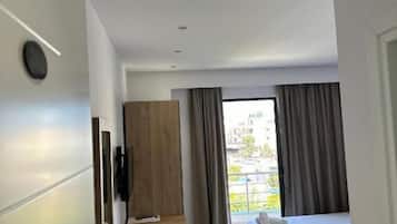 Escritorio, sistema de insonorización, wifi gratis y ropa de cama