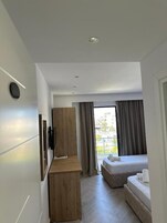 Escritorio, sistema de insonorización, wifi gratis y ropa de cama 