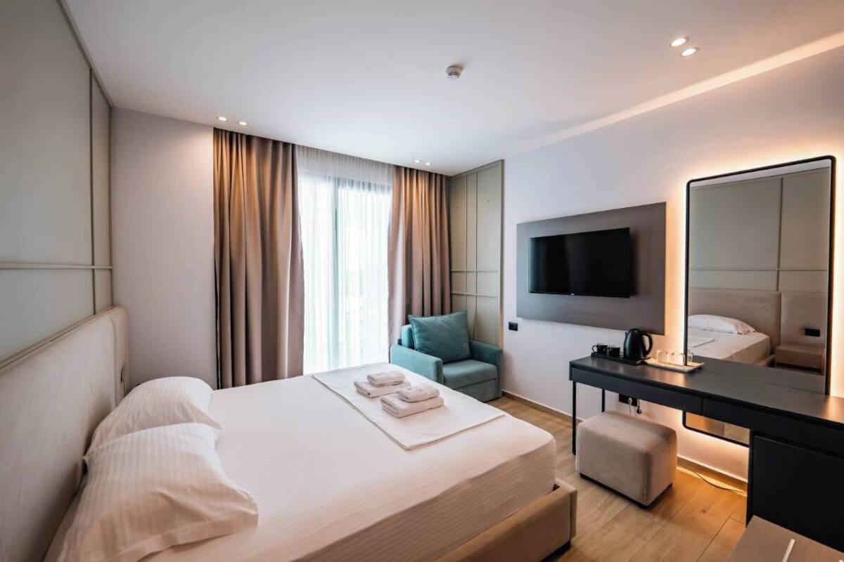 Desk, soundproofing, WiFi (free), bed sheets