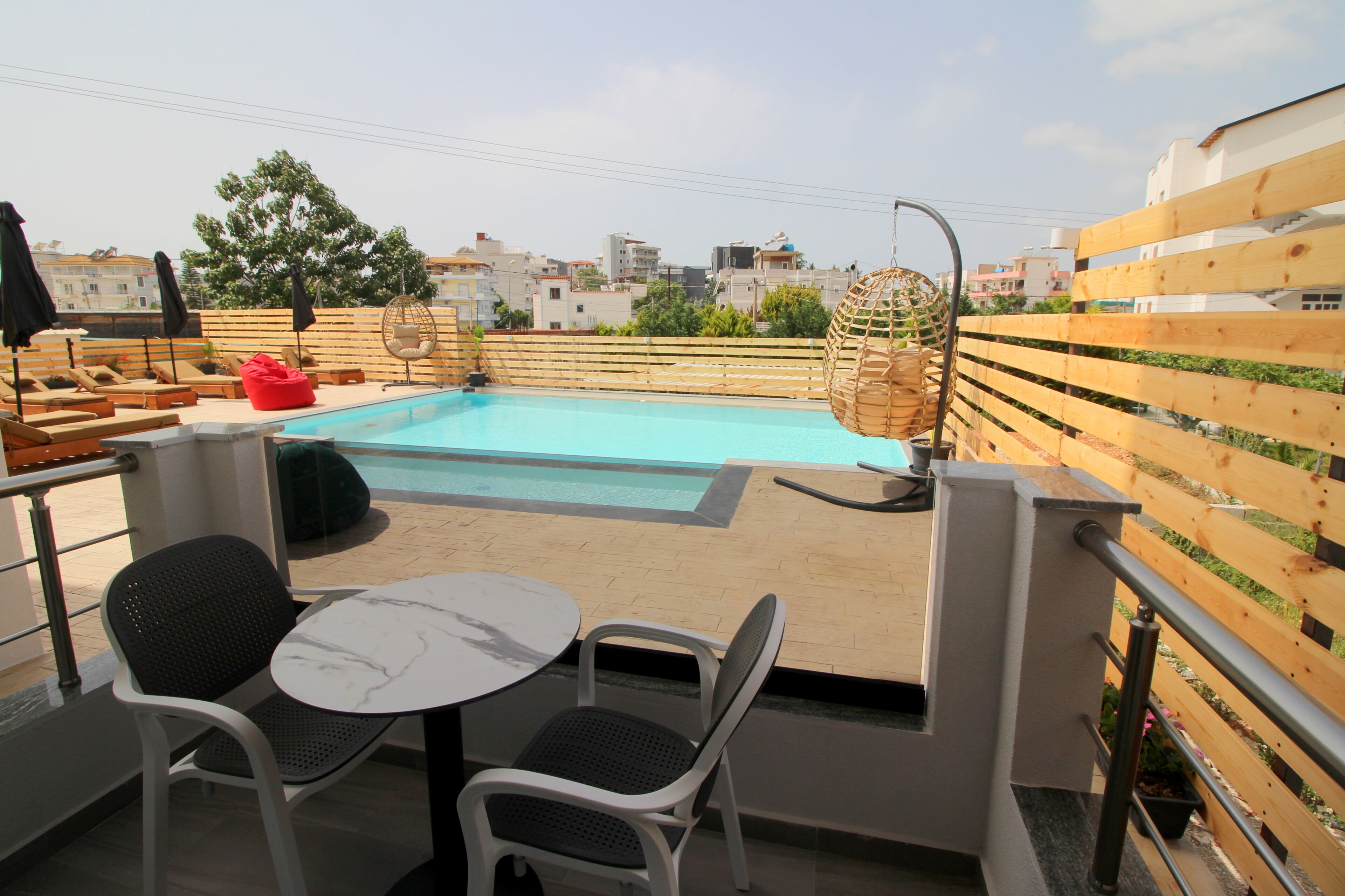 Quarto quádruplo, vista para a piscina | Escrivaninha, quartos à prova de som, Wi-Fi de cortesia