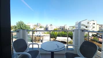 Deluxe-Doppelzimmer, Poolblick | Terrasse/Patio