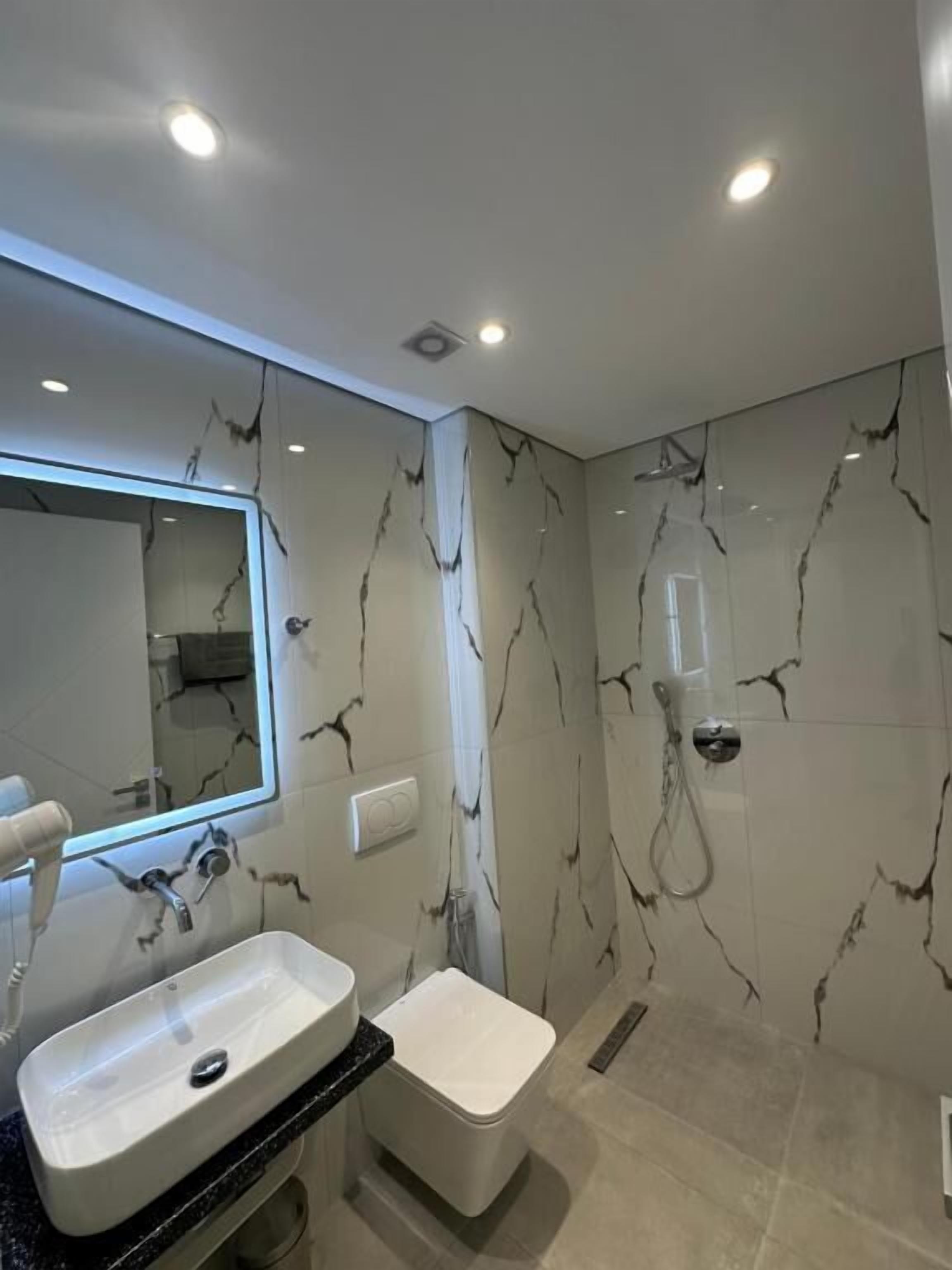 Hair dryer, towels, shampoo, toilet paper