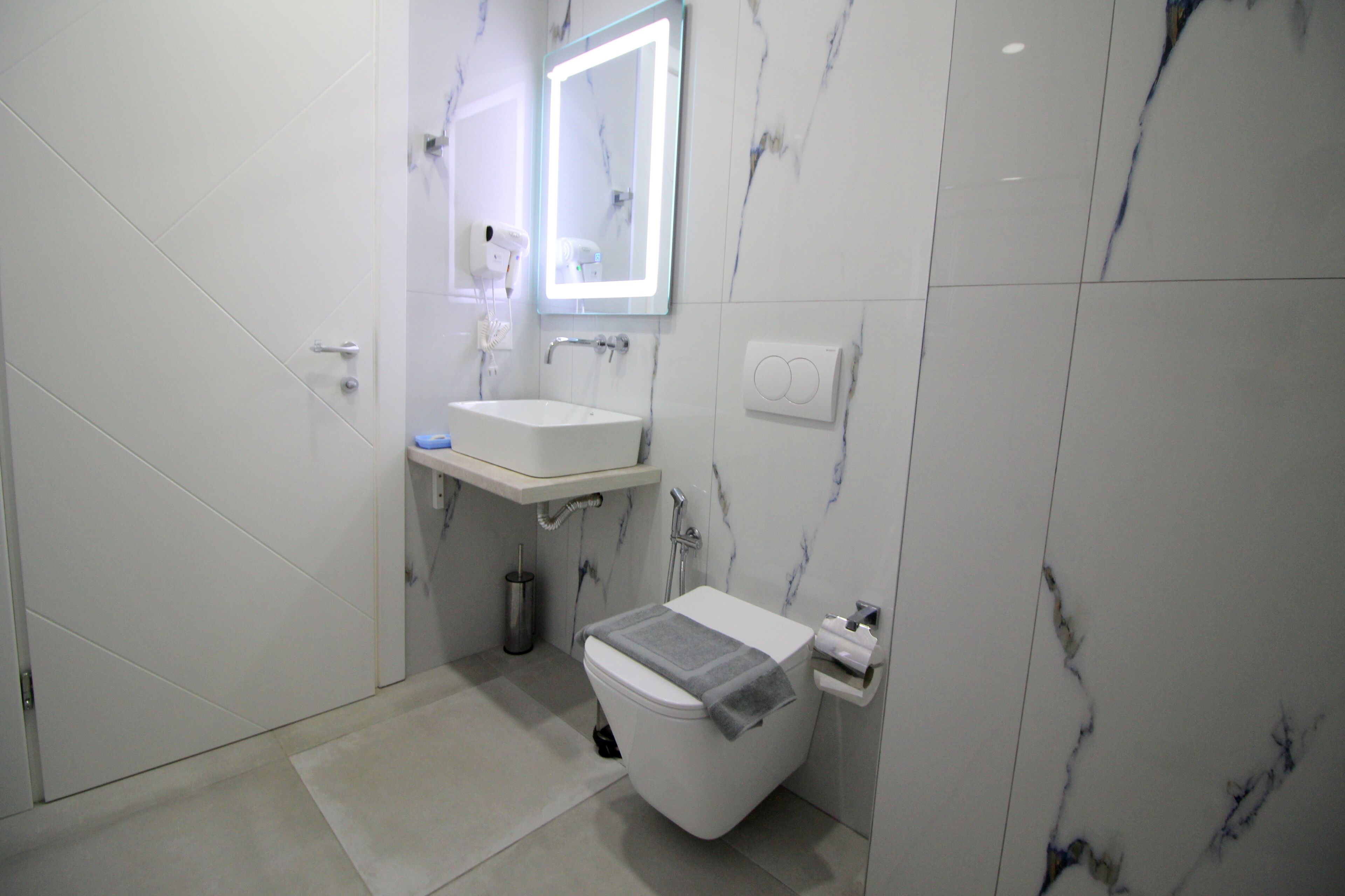 Desk, soundproofing, free WiFi