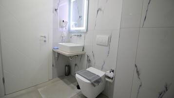 Desk, soundproofing, free WiFi