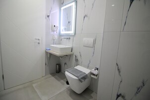 Escritorio, sistema de insonorización y wifi gratis 