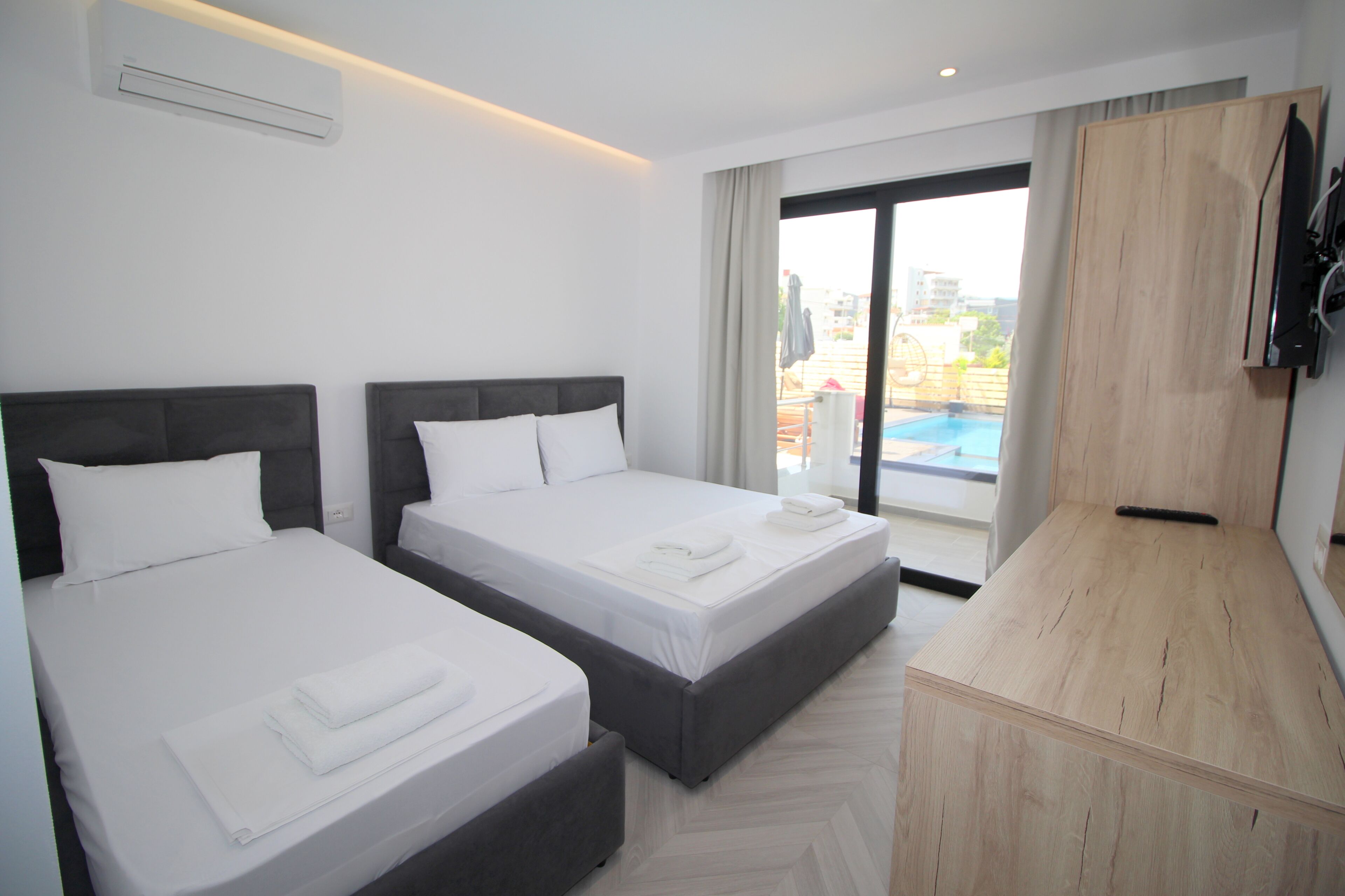 Quarto triplo luxo, vista para a piscina | Escrivaninha, quartos à prova de som, Wi-Fi de cortesia