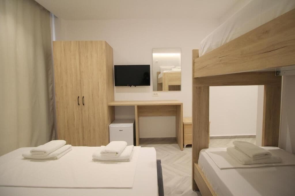 Escritorio, sistema de insonorización, wifi gratis y ropa de cama 