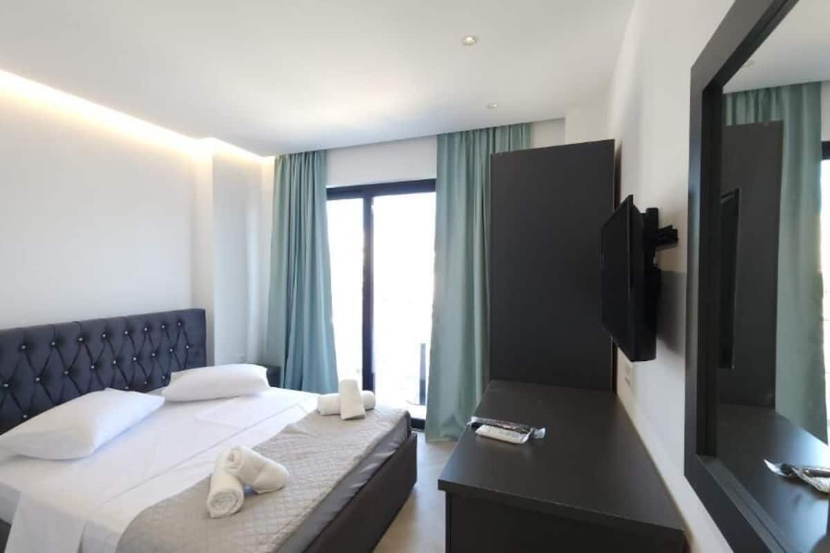 Deluxe-Doppelzimmer, Poolblick | Schreibtisch, schallisolierte Zimmer, kostenloses WLAN