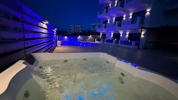 Deluxe Double Room, Pool View | Desk, soundproofing, free WiFi, bed sheets