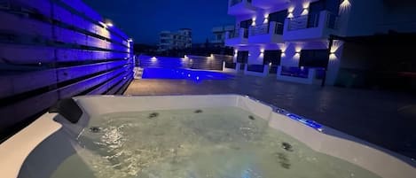 Deluxe Double Room, Pool View | Desk, soundproofing, free WiFi, bed sheets