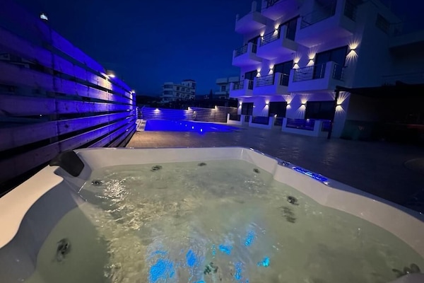 Deluxe dubbelrum - utsikt mot poolen | Skrivbord, ljudisolering, gratis wi-fi och sängkläder