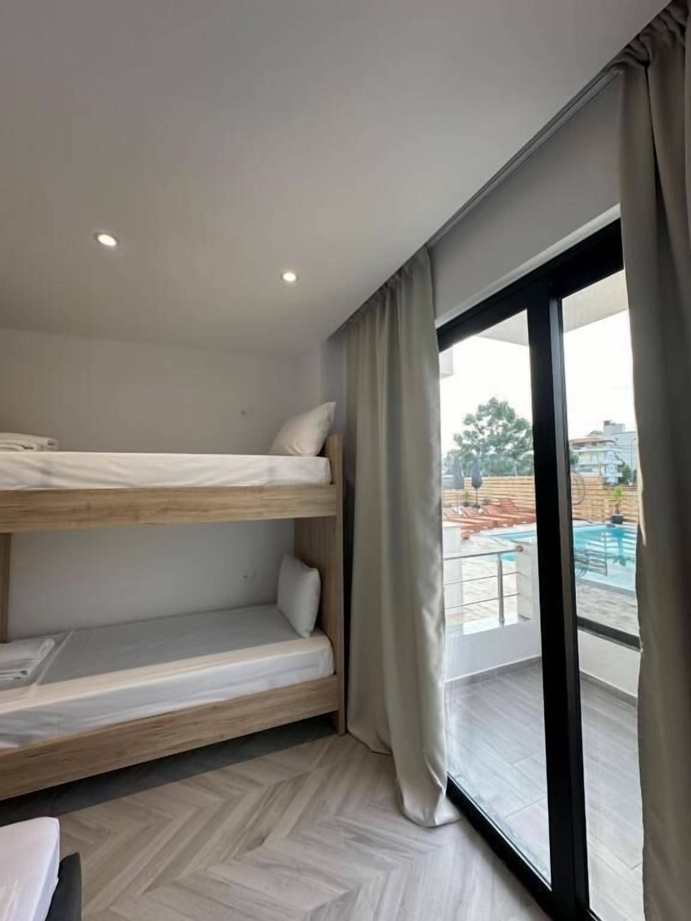 Vierbettzimmer, Poolblick | Schreibtisch, schallisolierte Zimmer, kostenloses WLAN, Bettwäsche