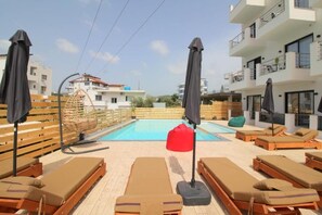 Una piscina al aire libre de temporada