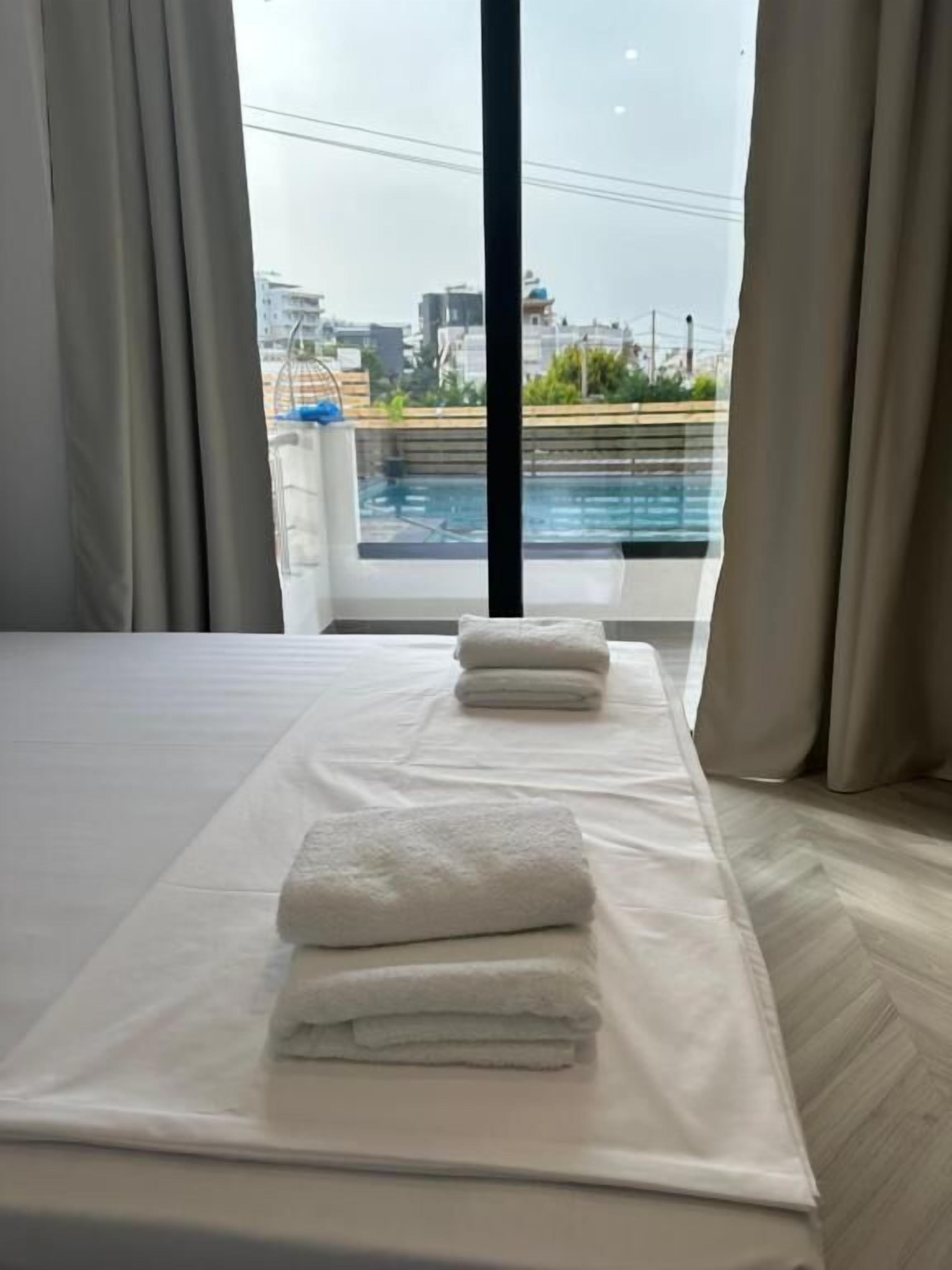 Habitación Deluxe doble, vistas a la piscina | Escritorio, sistema de insonorización, wifi gratis y ropa de cama