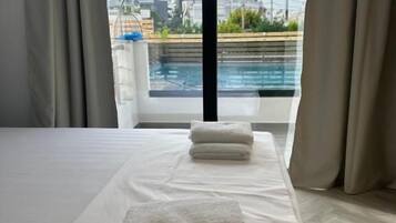 Habitación Deluxe doble, vistas a la piscina | Escritorio, sistema de insonorización, wifi gratis y ropa de cama