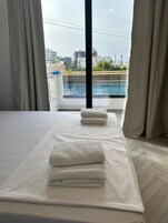 Escritorio, sistema de insonorización, wifi gratis y ropa de cama 
