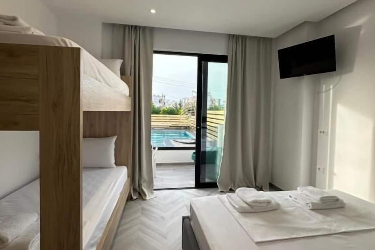 Vierbettzimmer, Poolblick | Schreibtisch, schallisolierte Zimmer, kostenloses WLAN, Bettwäsche
