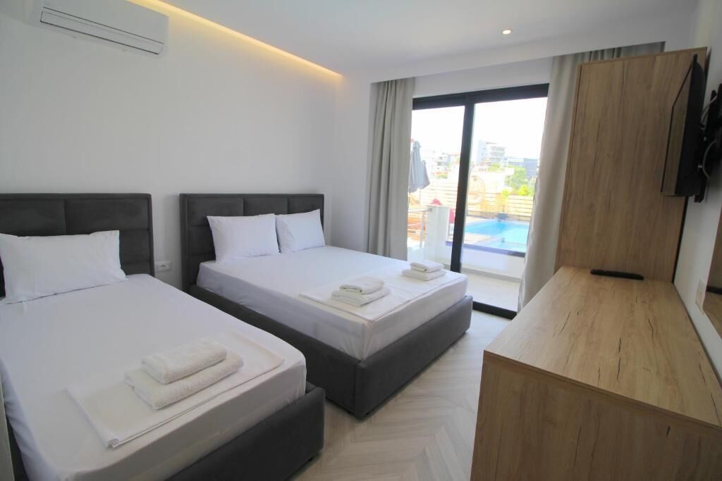 Deluxe Triple Room, Pool View | Desk, soundproofing, free WiFi, bed sheets