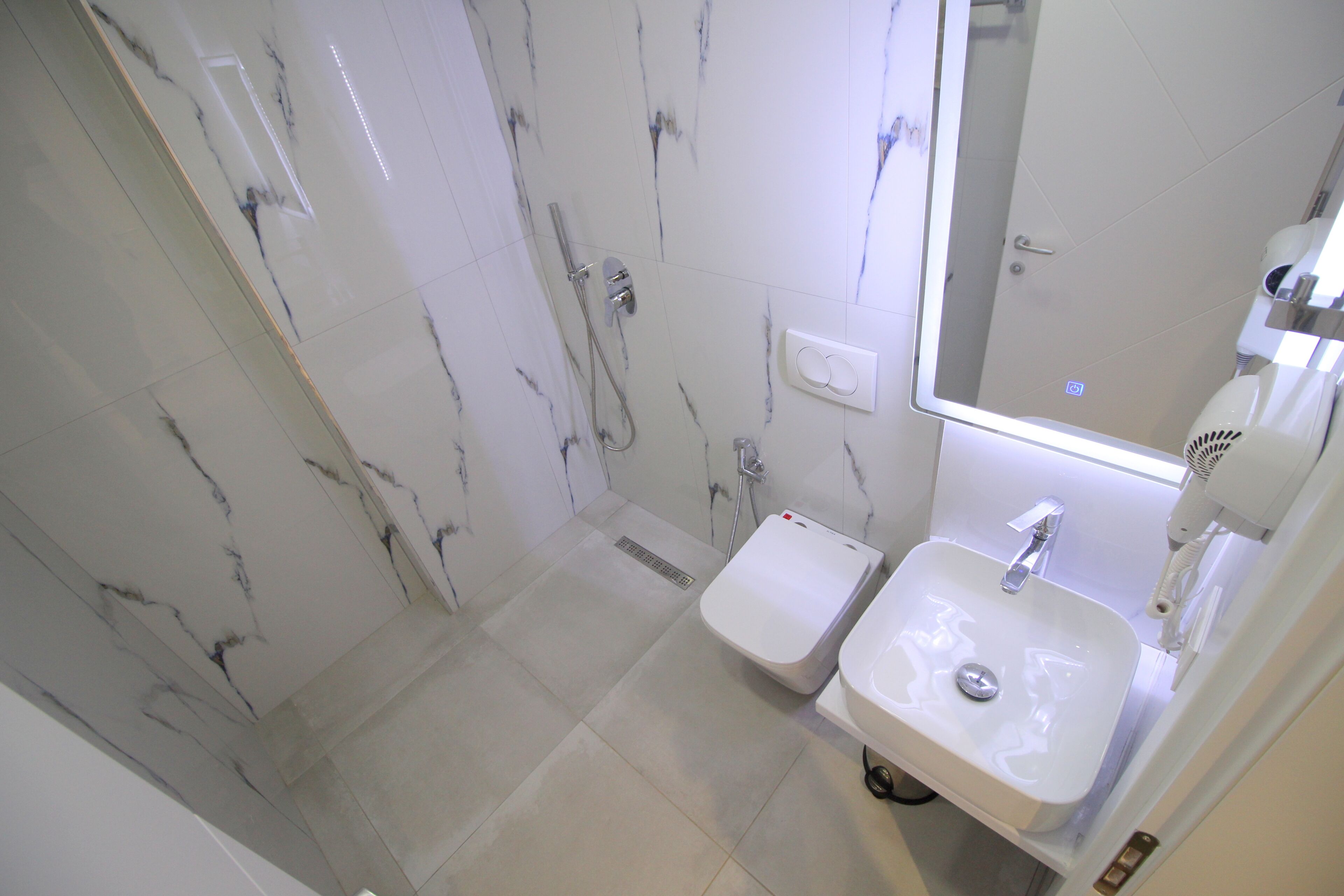 Kamar Quadruple, pemandangan kolam renang | Kamar mandi | Pengering rambut