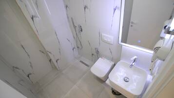 Kamar Quadruple, pemandangan kolam renang | Kamar mandi | Pengering rambut