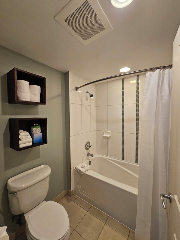 Haartrockner, Handtücher, Seife, Shampoo