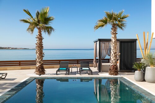5-Star Seaview: 2-Bed Apt with Pool