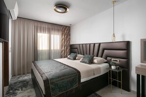 2 bedrooms, iron/ironing board, WiFi, bed sheets - 5-Star Seaview: 2-Bed Apt with Pool (Vir)