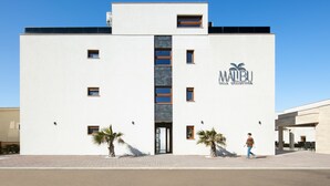 Exterior - 5-Star Seaview: 2-Bed Apt with Pool (Vir)