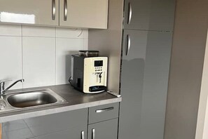 Réfrigérateur, un four, surface de cuisson, lave-vaisselle