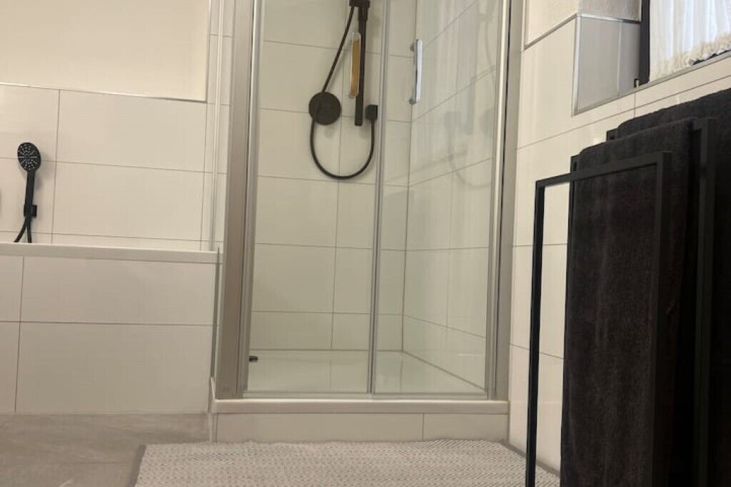 Ducha, secador de pelo, toallas y jabón