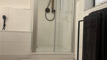 Ducha, secador de pelo, toallas, jabón