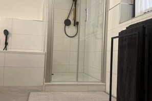 Chuveiro, secador de cabelo, toalhas de banho, sabonete