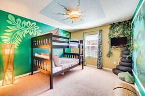 4 bedrooms, desk, iron/ironing board, Internet