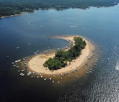 Cozy cabin with 165ft private beach area - on The Great Sacandaga Lake.