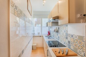 Fridge, microwave, oven, coffee/tea maker