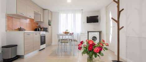Fridge, microwave, coffee/tea maker, electric kettle