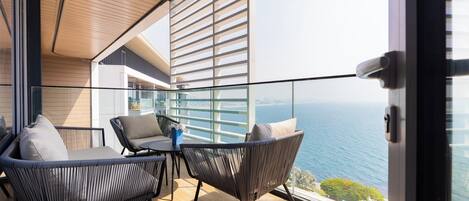 2 habitaciones, insonorización y tabla de planchar con plancha