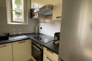 Jääkaappi, mikroaaltouuni, uuni, liesi