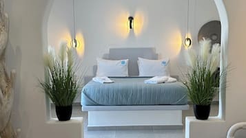 Suite with outdoor hot tub | 1 soverom, allergitestet sengetøy og safe på rommet