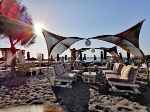 私家海滩、黑沙、间海滩酒吧