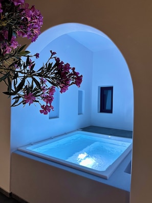Suite with outdoor hot tub | Private spa tub