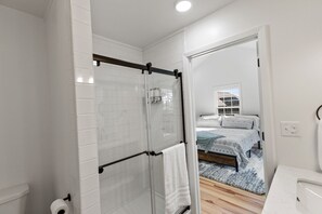Shower, eco-friendly toiletries, hair dryer, towels - BLUEBERRY COTTAGE is located in Mena.  WIFI, remodeled , Lockable bike storage ! (Mena)