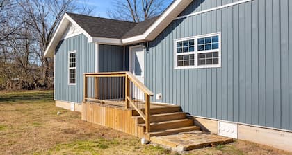BLUEBERRY COTTAGE is superbly located in Mena. WIFI, ALL NEW, Just Remodeled