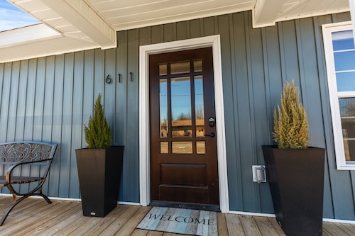 BLUEBERRY COTTAGE is superbly located in Mena. WIFI, ALL NEW, Just Remodeled