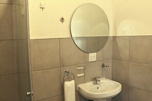 Shower, towels - Charming 1-bed Apartment in Sandton (Johannesburg)