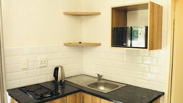 Apartamento | Cozinha privada | Geladeira, micro-ondas, cooktop, chaleira elétrica