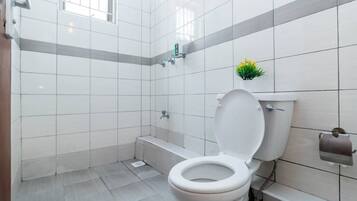 シャワー、石鹸、シャンプー、トイレットペーパー