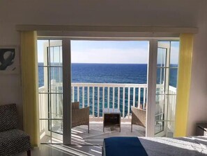 2 bedrooms, in-room safe, iron/ironing board, free WiFi